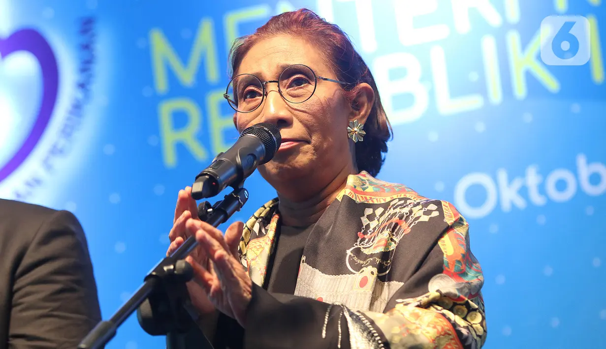 Mantan Menteri Kelautan dan Perikanan, Susi Pudjiastuti memberi sambutan saat acara Pisah Sambut Menteri Kelautan dan Perikanan di Jakarta, Rabu (23/10/2019). Susi digantikan Edhy Prabowo yang dipilih Presiden Jokowi di Kabinet Indonesia Maju periode 2019-2024. (Liputan6.com/Herman Zakharia)