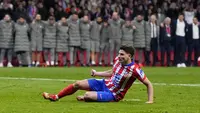 Pemain Atletico Madrid, Julian Alvarez terjatuh setelah melakukan tendangan penalti ke gawang Real Madrid pada laga leg 2 babak 16 besar Liga Champions 2024/2025 di Metropolitano Stadium, Madrid, Spanyol, Kamis (13/03/2025). (AP Photo/Manu Fernandez)
