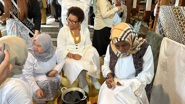 Para peserta program "Spouse Head of Mission" mencoba membuat batik tulis di Batik Komar, Bandung, Senin (4/3/2024). (Liputan6/Benedikta Miranti)