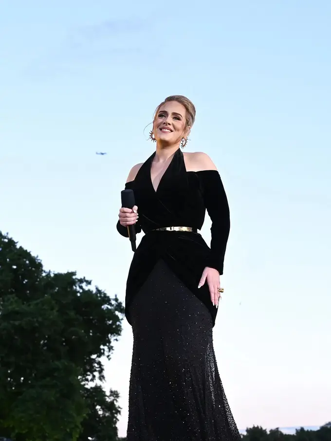 Adele dalam balutan gaun rancangan Schiaparelli
