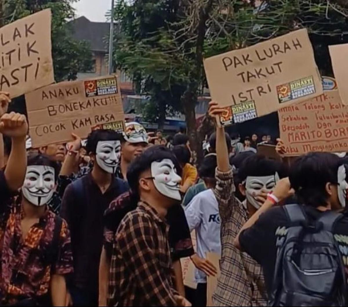 Ratusan mahasiswa dari berbagai kampus melakukan mimbar bebas di Lapangan Reformasi Unika St. Thomas, Medan, Sumatera Utara, Kamis (30/11/2023). Dalam aksinya, mereka menolak praktik politik dinasti dan mengkritisi putusan Mahkamah Konstitusi (MK) terkait