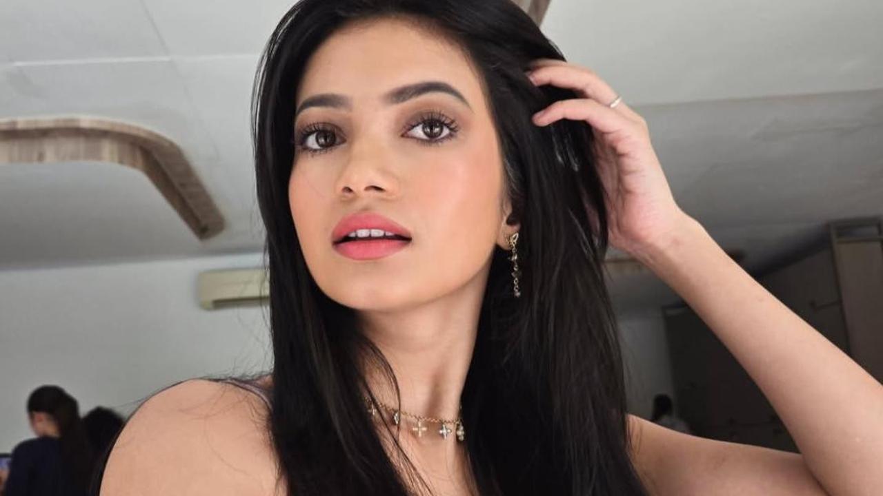Aura Elegan dan Natural, Ratu Sofya Tampil Stunning di Setiap Potret!