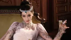 Dilraba Dilmurat Gigit Kupu-kupu di Red Carpet, Gaunnya Bikin Terpukau