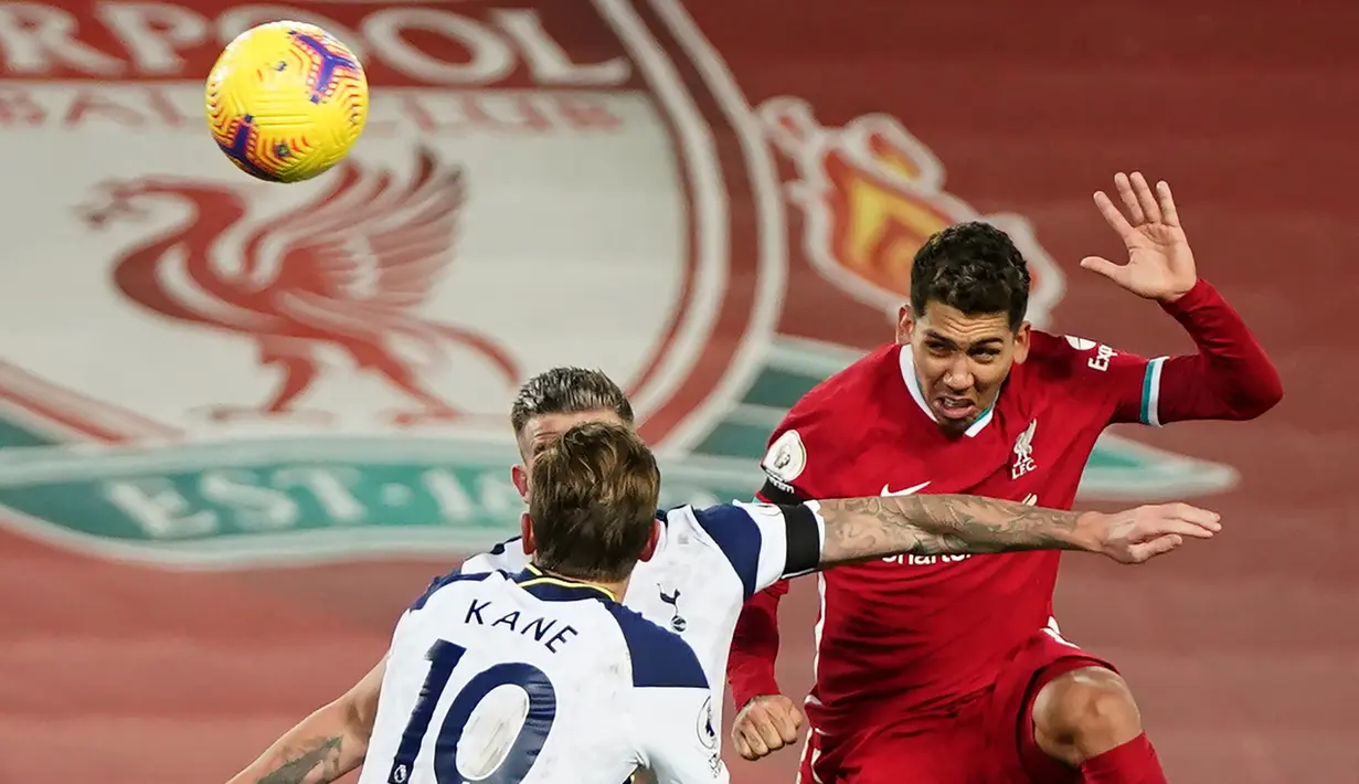 Striker Liverpool, Roberto Firmino (kanan), mencetak gol lewat sundulan kepala ke gawang Tottenham Hotspur dalam laga lanjutan Liga Inggris 2020/21 pekan ke-13 di Anfield Stadium, Rabu (16/12/2020). Liverpool menang 2-1 atas Tottenham. (AFP/Jon Super/Pool)