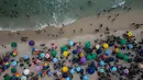 Orang-orang menyejukkan diri di pantai Arpoador saat terjadi gelombang panas di Rio de Janeiro, Brasil, Rabu, 15 November 2023. (AP Photo/Bruna Prado)