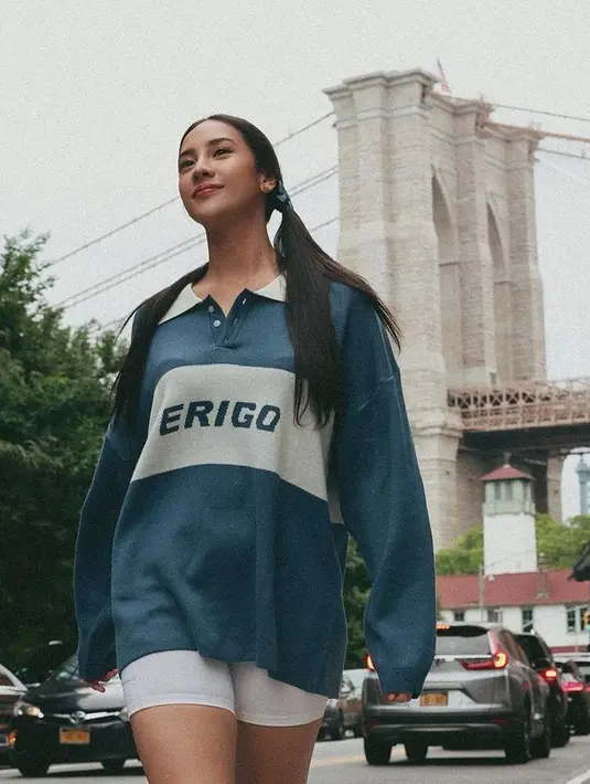 Oversized top ini dipadukan dengan celana pendek putih dan sneakers putih. Ankle Sock yang digunakan Anya Geraldine turut menambah kesan sporty. (instagram/anyageraldine)