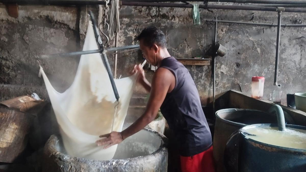 Harga Plastik dan Kedelai Kompak Melonjak, Pengusaha Tempe Putar Otak
