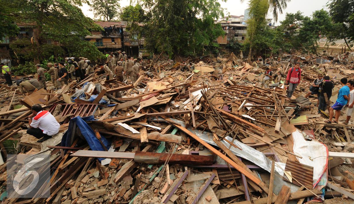 Kondisi rumah warga yang ada di Kampung Pulo pasca penggusuran, Jakarta, Kamis (20/8/2015). Pemprov DKI Jakarta berencana merelokasiwarga ke Rusun Jatinegara. (Liputan6.com/HelmiFithriansyah)