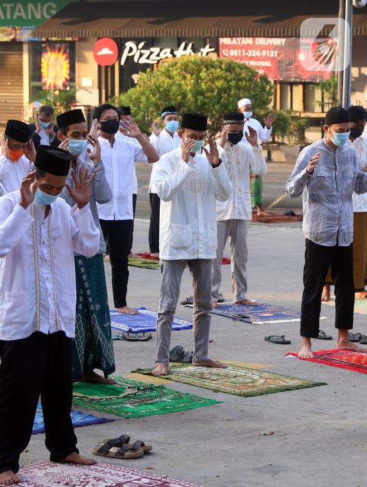 Umat muslim melaksanakan salat Idul Adha 1442 H di Masjid Masjid Jami Al-Mubarok, Tangerang, Banten, Selasa (20/7/2021). Sebagian masjid melakukan pelaksanaan salat Idul Adha 1442 H, namun dengan protokol kesehatan yang ketat. (Liputan6.com/Angga Yuniar)