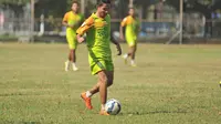 Sosok Evan Dimas jadi poros permainan Persebaya United. Akan sangat menyulitkan jika sang pemain pergerakannya dimatikan kubu lawan. (Bola.com/Zaidan Nazarul)
