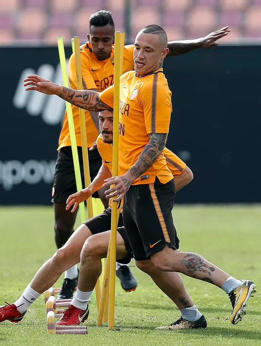 Pemain AS Roma, Radja Nainggolan dan rekan-rekannya saat sesi latihan di Trigoria Sports Centre, Roma, Italia, Selasa (1/5). Pada leg pertama, Liverpool berhasil melumat AS Roma dengan skor 5-2. (Riccardo Antimiani /ANSA via AP)