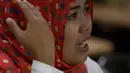 Eka Wulandari, istri dari pemain Martapura FC, Awaludin menangis menceritakan kondisi keluarganya kepada Komnas HAM di Jakarta, Kamis (13/8/2015). Akibat berhentinya kompetisi keluarganya mengalami kesulitan ekonomi. (Bola.com/Vitalis Yogi Trisna)