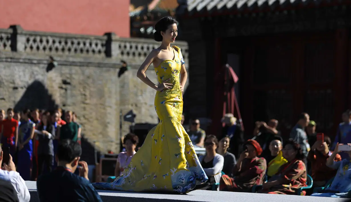 Model berjalan di atas catwalk membawakan busana cheongsam atau disebut qipao selama Festival Budaya Cheongsam Internasional Shenyang di Istana Kekaisaran Shenyang di Shenyang, provinsi Liaoning, China (19/9). (AFP Photo/Str/China Out)