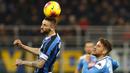 Gelandang Inter Milan, Marcelo Brozovic, menyundul bola saat melawan Napoli pada laga semifinal Coppa Italia di Stadion Giuseppe Meazza, Rabu (12/2/2020). Inter Milan takluk 0-1 dari Napoli. (AP/Antonio Calanni)