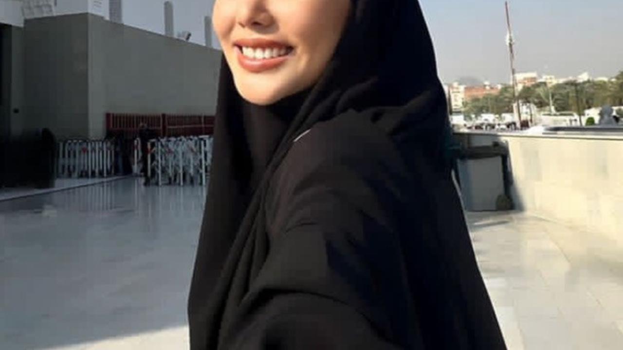 Si cantik jelita, Dara Arafah diketahui pergi ke tanah suci bersama Clara Shinta. Bak sahabat, keduanya banyak melakukan ibadah umrah bersama di tanah suci.