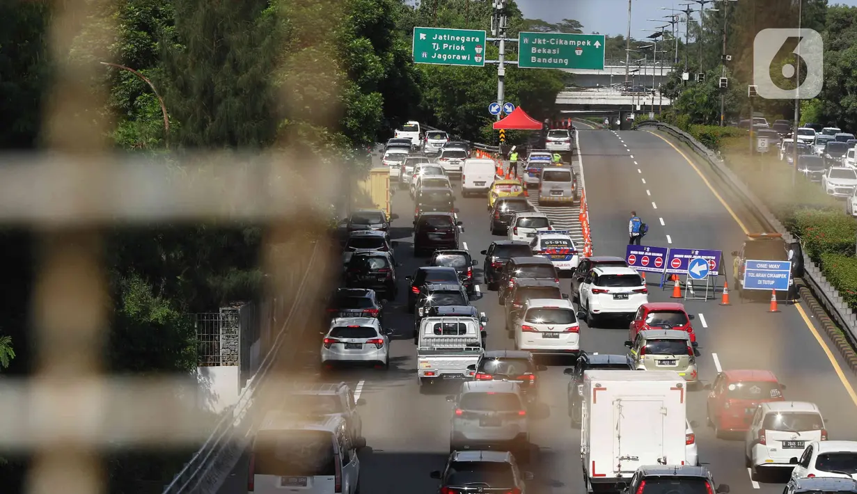 <p>Petugas memasang barikade di Tol Dalam Kota yang mengarah ke Tol Cikampek di Jakarta, Jumat (6/5/2022). Polda Metro Jaya memberlakukan penutupan akses menuju Tol Jakarta-Cikampek dari arah Tol Dalam Kota dan Tol Priok guna mengantisipasi terjadinya kepadatan lalu lintas pada arus balik Lebaran 2022. (Liputan6.com/Herman Zakharia)</p>