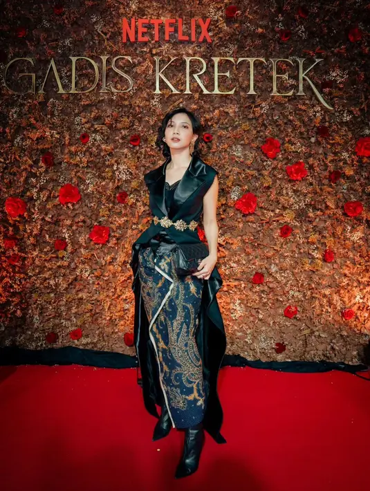 Sheila Dara Aisha tak kalah menawan dengan busana etnik modern dari Jeffry Tan. Memadukan kain batik hitam sebagai rok dengan tanktop lace dan vest kulit yang edgy [@hagaipakan]