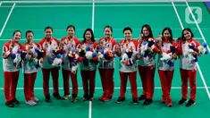 Tim bulutangkis beregu putri Indonesia berpose saat menerima medali perak pada SEA Games 2019 di Muntinlupa Sports Complex, Manila, Selasa (3/12/2019). Tim Merah Putih takluk dari Thailand dengan skor 1-3. (Bola.com/M Iqbal Ichsan)