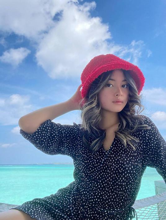 Seru liburan di Maldive, Yoriko tampil menawan mengenakan simple dress hitamnya. Maladewa memang menjadi salah satu tempat liburan yang cukup banyak diminati para selebriti Indonesia. (Liputan6.com/IG/@yorikooangln_)