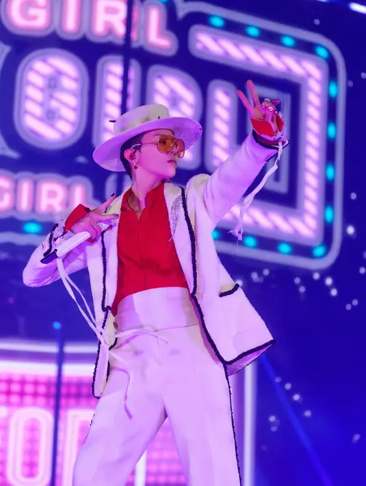 Pada tahun 1910, Gabrielle Chanel memperkenalkan karya pertamanya kepada pers, yaitu sebuah topi yang dihiasi satu helai bulu putih yang mencolok. Kemudian pada 1932, elemen bulu tersebut kembali hadir dalam bentuk yang lebih mewah dan elegan melalui koleksi High Jewelry pertama sekaligus satu-satunya milik Chanel, “Bijoux de Diamants”.  [Dok. CHANEL]