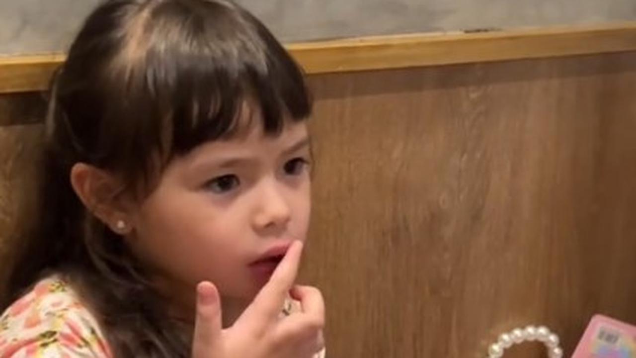 Gemas, Momen Chloe Anak Asmirandah Touch Up Pakai Lipstik Setelah Selesai Makan