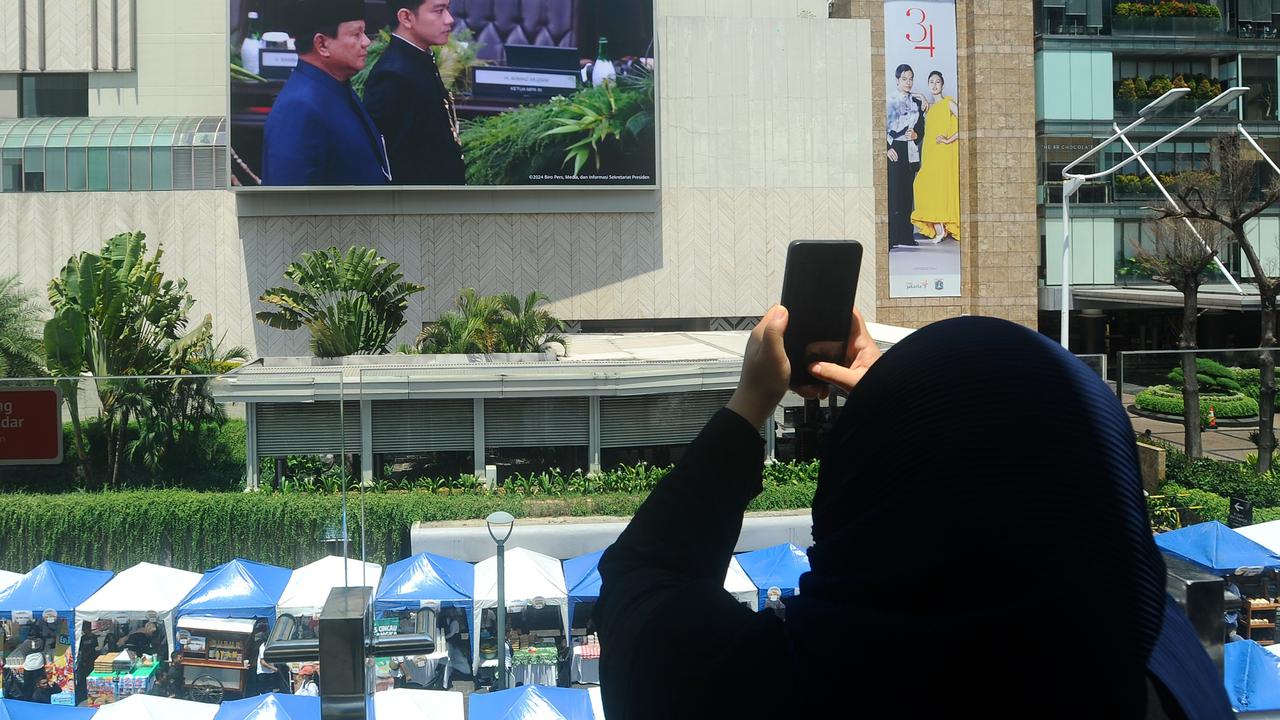 Warga Saksikan Prabowo Ucapkan Sumpah dan Janji sebagai Presiden Lewat Videotron