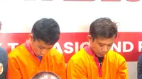 Tersangka Antoni dan Pongky yang terbukti membunuh dan cor jasad karyawan Koperasi Simpan Pinjam Karya Rizki Mandiri di dalam toko pakaian di Palembang Sumsel (Liputan6.com / Nefri Inge)