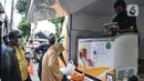Petugas menunjukkan produk daging yang dijual di kantor Kelurahan Pisangan Baru, Jakarta, Rabu (17/2/2021). Kegiatan ini digelar secara bertahap ke setiap kelurahan di wilayah Jakarta Timur mulai 16 Februari hingga 4 Juni 2021 mendatang. (merdeka.com/Iqbal S. Nugroho)