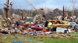 Petugas penyelamat darurat mencari korban hilang setelah tornado menerjang Cookeville, Tennessee, Amerika Serikat, Selasa (3/3/2020). Tornado yang menerjang Tennessee menghancurkan bangunan dan menumbangkan tiang listrik. (Jack McNeely/The Herald-Citizen via AP)