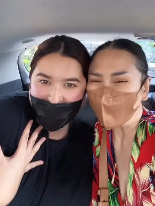 <p>Dan akhirnya Stephanie Poetri bisa bertemu kembali dengan Titi DJ. Melalui postingan di akun Instagram pribadinya, Titi DJ pun mencurahkan rasa bahagianya ketika bertemu dengan sang buah hati. [Foto: instagram/ti2dj]</p>