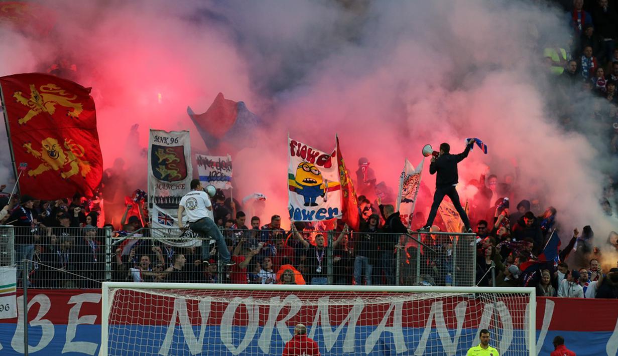 Aksi suporter Caen saat merayakan ulang tahun ke-20 jelang laga Ligue 1 Prancis antara Caen (SMC) dan Bastia (SCB) di Stadion Michel d'Ornano, Caen, Prancis. (AFP/Charly Triballeau)