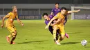 Pemain Persik Kediri asuhan Joko Susilo masih kesulitan mengembangkan permainan dan selalu gagal menembus pertahanan Bhayangkara FC. (Bola.com/M Iqbal Ichsan)