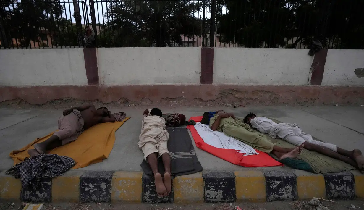 Kota pelabuhan Pakistan, Karachi, dan beberapa wilayah lain di negara tersebut terus mengalami gelombang panas. (AP Photo/Fareed Khan)