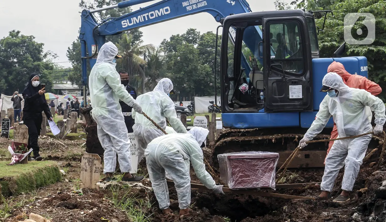 Prosesi pemakaman korban COVID-19 di Srengseng Sawah, Jakarta, Selasa (15/6/2021). Gubernur DKI Jakarta Anies Baswedan menjelaskan alasan angka kematian akibat COVID-19 di Jakarta relatif stabil dan terhitung sangat rendah. (Liputan6.com/Johan Tallo)