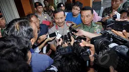 Wakapolri Komjen Pol Badrodin Haiti (tengah) memberikan keterangan usai menggelar rapat tertutup di Kantor Menko Polhukam, Jakarta, Jumat (6/2/2015). Rapat tersebut ditujukkan untuk membahas kondisi keamanan di Poso,  Sulteng. (Liputan6.com/Faizal Fanani)