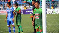 Duel Persiba Balikpapan vs PS TNI di Stadion Parikesit, Balikpapan, Selasa (22/8/2017). (Bola.com/Permana Kusumadijaya)