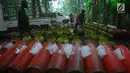Ratusan tabung gas oplosan diamankan anggota TNI Korem 061 Suryakancana di lokasi pengoplosan gas di hutan Rumpin, Kabupaten Bogor, Senin (19/2). TNI menemukan sekitar 800 tabung gas berbagai ukuran yang sudah dioplos. (Liputan6.com/Achmad Sudarno)