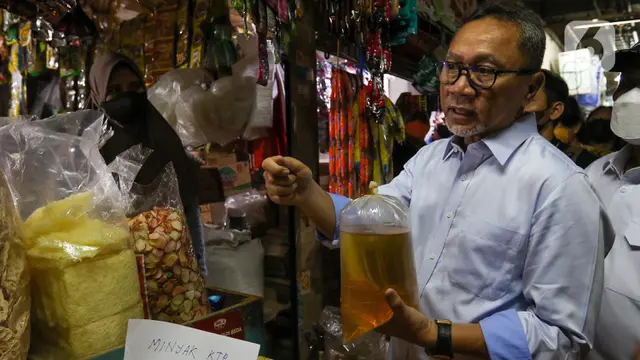 FOTO: Jelang Idul Adha, Menteri Perdagangan Zulkifli Hasan Pantau Harga Bahan Pokok di Pasar Cibubur