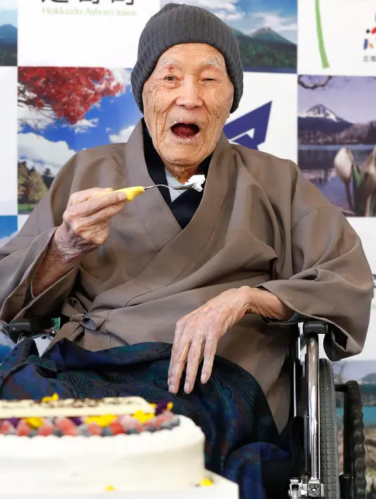 Masazo Nonaka dari Jepang, memakan kue favoritnya ketika menerima sertifikat Guiness World Records yang menetapkannya sebagai pria tertua di dunia, dalam sebuah upacara di Ashoro, di pulau Hokkaido, Selasa (10/4). (Masanori Takei/Kyodo News via AP)