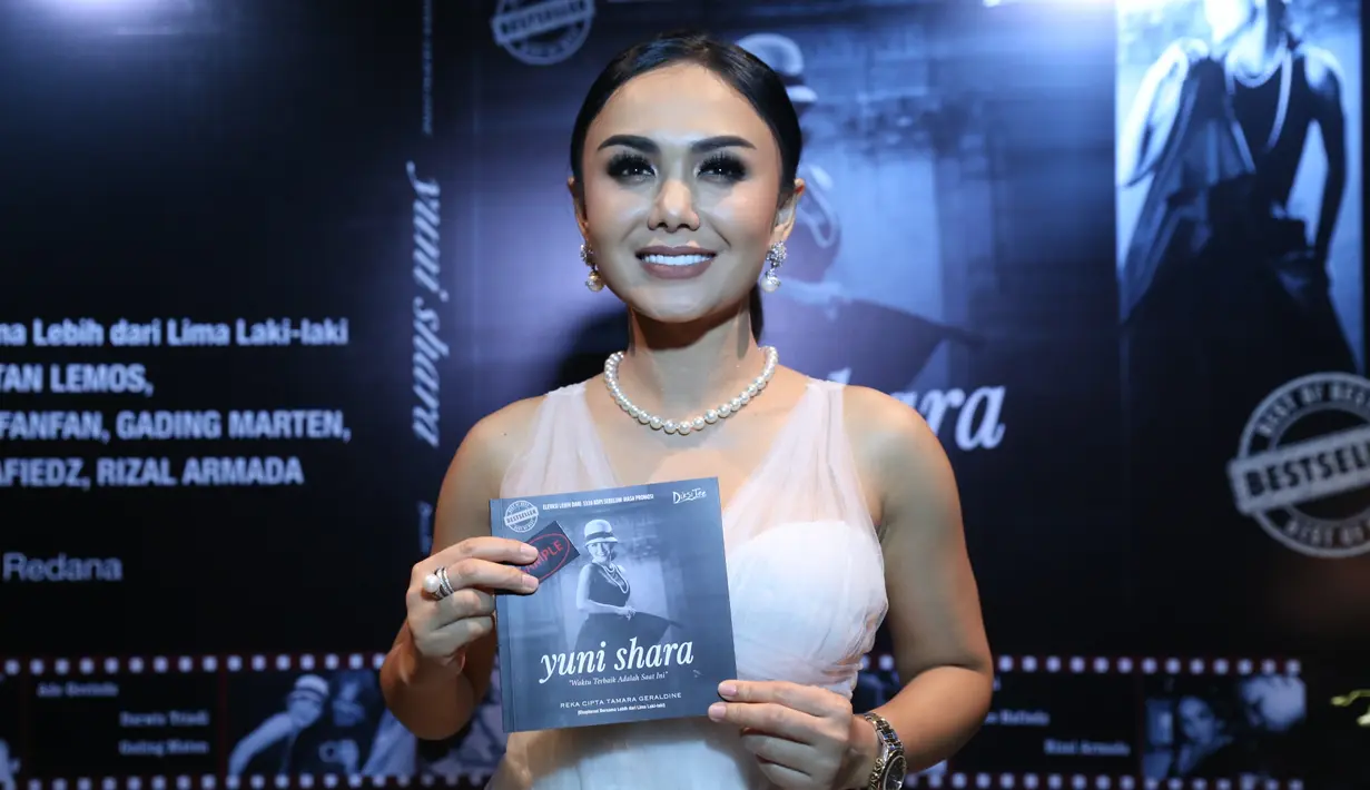 Cerita hidup kakak kandung penyanyi Krisdayanti itu di ceritakan pada sahabatnya, Tamara Geraldine. Oleh penulis yang juga sebagai pembawa acara tersebut disusun hingga menjadi buku biografi Yuni Shara. (Nurwahyunan/Bintang.com)