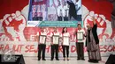 Ketua Muri Jaya Suprana (kanan) memberikan penghargaan rekor muri dalam acara Deklarasi Revolusi Mental di, Jakarta, Rabu (23/3). BPJS Ketenagakerjaan dapat menjadi pelopor perubahan dalam Gerakan Nasional Revolusi Mental. (Liputn6.com/Faizal Fanani)
