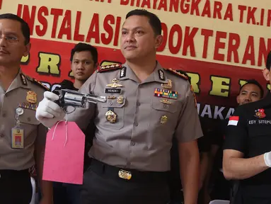 Kapolres Metro Jakarta Barat Kombes Pol Hengki Haryadi menunjukkan barang bukti pengungkapan kasus begal sepeda motor bersenjata api di RS Polri Kramat Jati, Jakarta, Selasa (20/2). (Liputan6.com/Immanuel Antonius)
