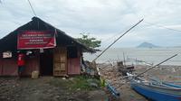 Sejumlah nelayan memarkir perahu mereka di pesisir Pantai Manado akibat cuaca yang buruk.