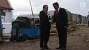 PM Denmark Lars Lokke Rasmussen bersalaman dengan Menko Kemaritiman, Luhut Pandjaitan saat menyusuri bantaran sungai belakang Museum Bahari, Jakarta, (28/11). (Liputan6.com/Angga Yuniar)