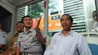 Udar Pristono (berseragam Dishub warna biru) tampak menjelaskan pada media saat meresmikan halte BKTB di kawasan Ancol, Jakarta Utara (Liputan6.com/Herman Zakharia)