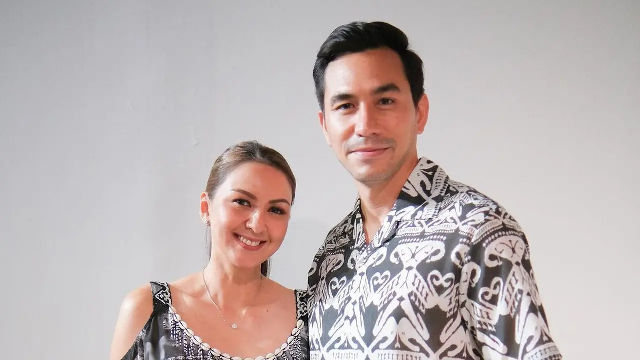 Romantisme Darius Sinathrya dan Donna Agnesia