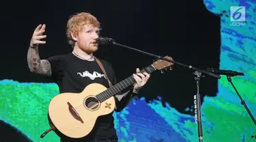 Ed Sheeran saat tampil menghibur penggemar dalam konser Divide World Tour 2019 di Stadion Utama Gelora Bung Karno, Jakarta Pusat (3/5/2019). Ed Sheeran membuka konser dengan lagu "Castle On The Hills". (Fimela.com/Bambang E. Ros)