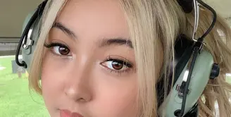 Abigail Michelle, sosok pilot indonesia yang berhasil gemparkan jagat maya dengan aksi bawa pesawat sendiri saat menonton tim sepak bola kesayangannya di London. [Foto: Instagram/AbigailMchel]