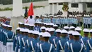 Sebelumnya, lokasi upacara kenegaraan Hari Kemerdekaan ke-80 RI itu diumumkan oleh Kepala Komunikasi Kepresidenan Hasan Nasbi. Ia mengatakan pemerintah akan menggelar perayaan hari kemerdekaan Indonesia ke-80 di Jakarta. Tampak dalam foto, personel Tentara Nasional Indonesia mengambil bagian dalam upacara pengibaran bendera yang menandai Hari Kemerdekaan ke-79 Indonesia di Istana Kepresidenan di Ibu Kota Nusantara, Sepaku, Penajam Paser Utara, Kalimantan Timur, pada 17 Agustus 2024. (BAY ISMOYO/AFP)