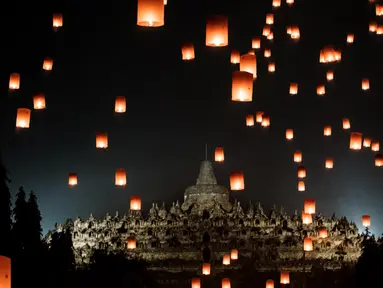 Ribuan lampion dilepasSebagai puncak peringatan Hari Raya Waisak 2569 BE/2025, umat Buddha bersama sejumlah wisatawan melepaskan lampion di depan Candi Borobudur. (YASUYOSHI CHIBA/AFP) di depan Candi Borobudur, di Magelang, Jawa Tengah, pada 12 Mei 2025. (YASUYOSHI CHIBA/AFP)